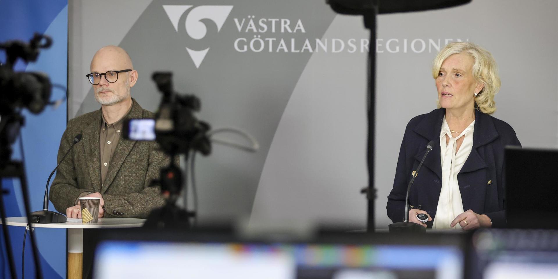 Thomas Wahlberg från Smittskydd Västra Götaland och Ann Söderström, hälso- och sjukvårdsdirektör, under en pressträff med Västra Götalandsregionen.