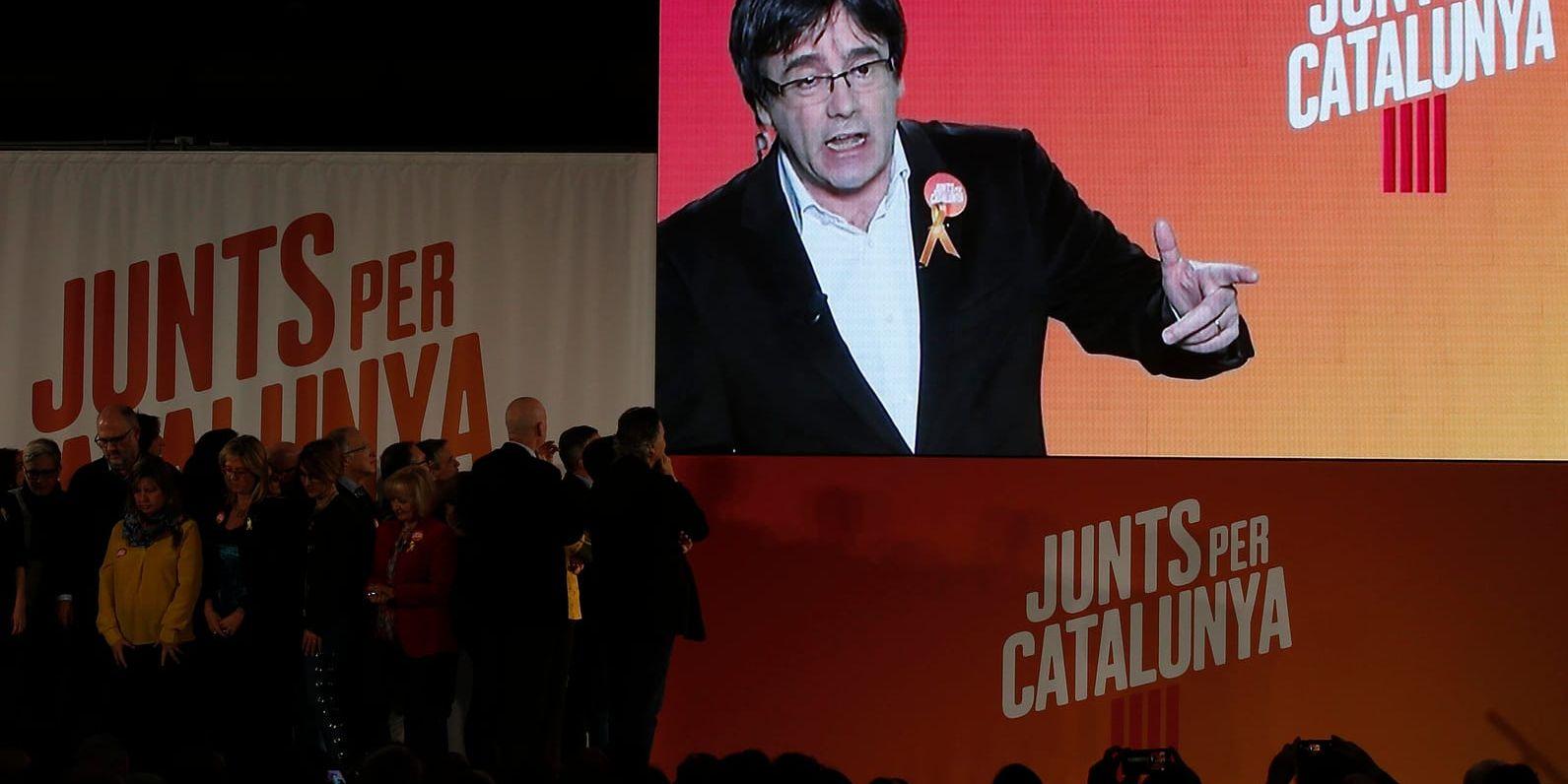 Carles Puigdemont på en jätteskärm vid ett valevenemang i Barcelona i måndags.
