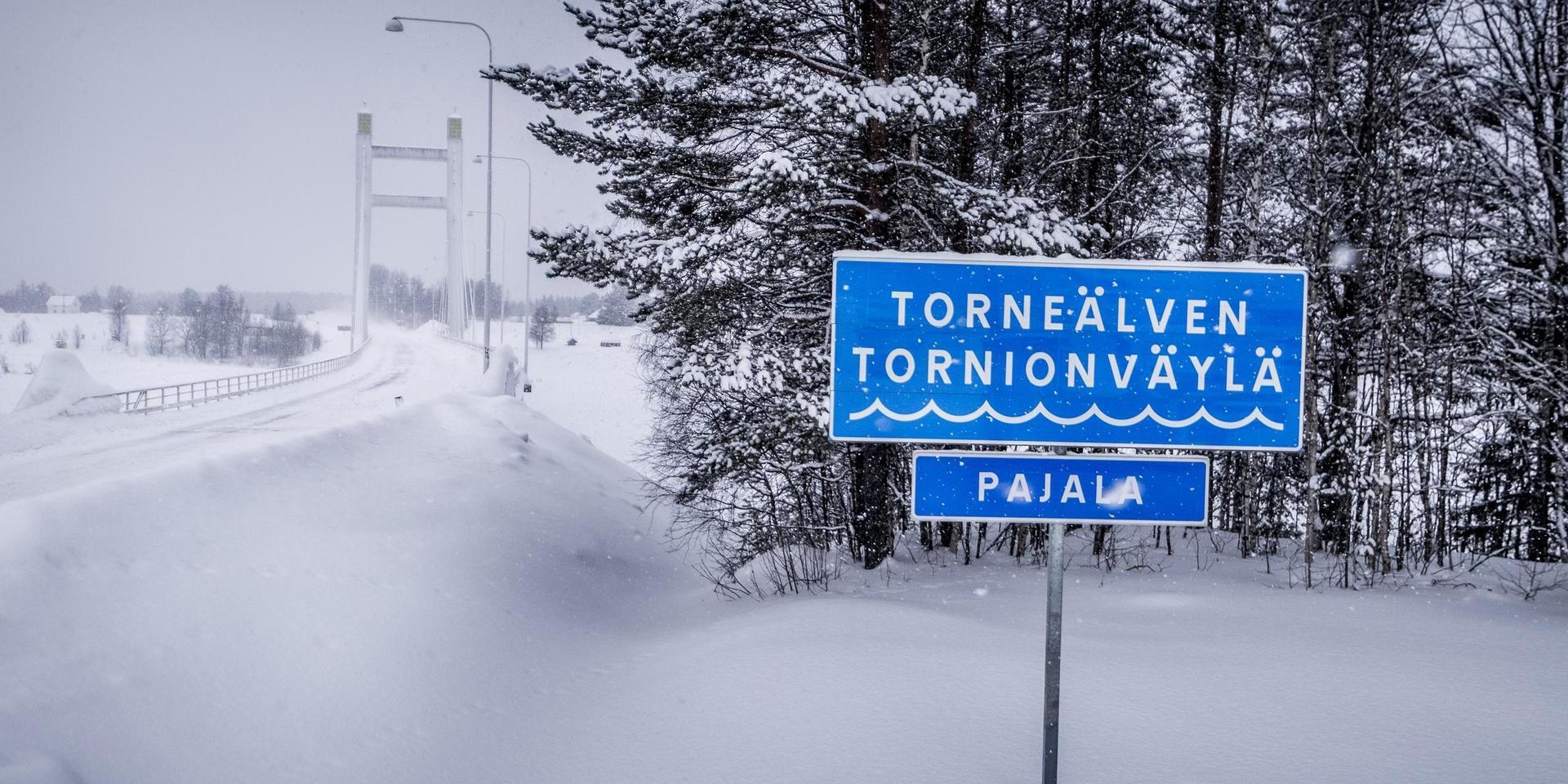 PAJALA  2016-02-25Vägmärke vid Torne älv utanför Pajala, Tornedalen     Foto: Magnus Hjalmarson Neideman / SvD / TT / Kod 10078** OUT DN, Dagens Industri (även arkiv)  **