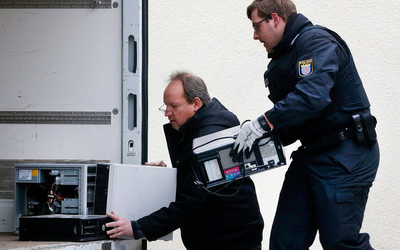 Tyska polisens specialstyrkor slog till mot flera platser runt om i delstaten Hessen under natten och morgonen den 1 februari. FOTO: AP