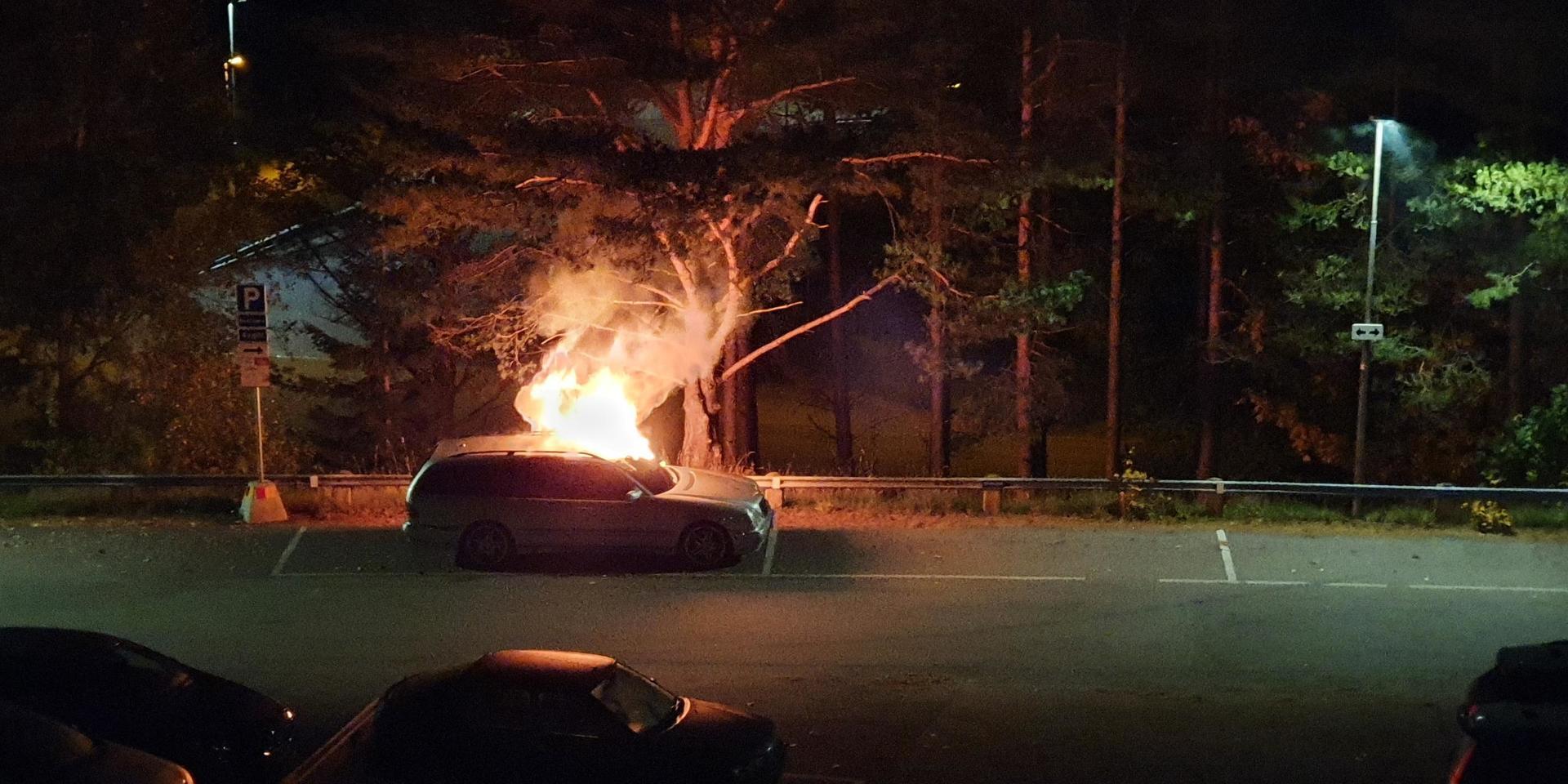 En personbil brann på en parkering i Uddevalla under fredagskvällen.