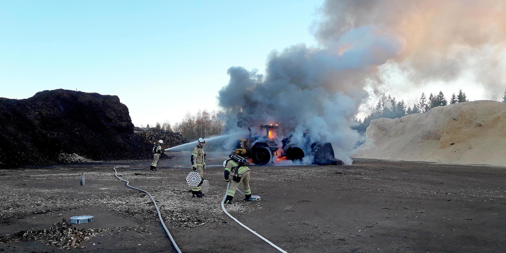 När räddningstjänsten kom fram brann hjullastaren för fullt.