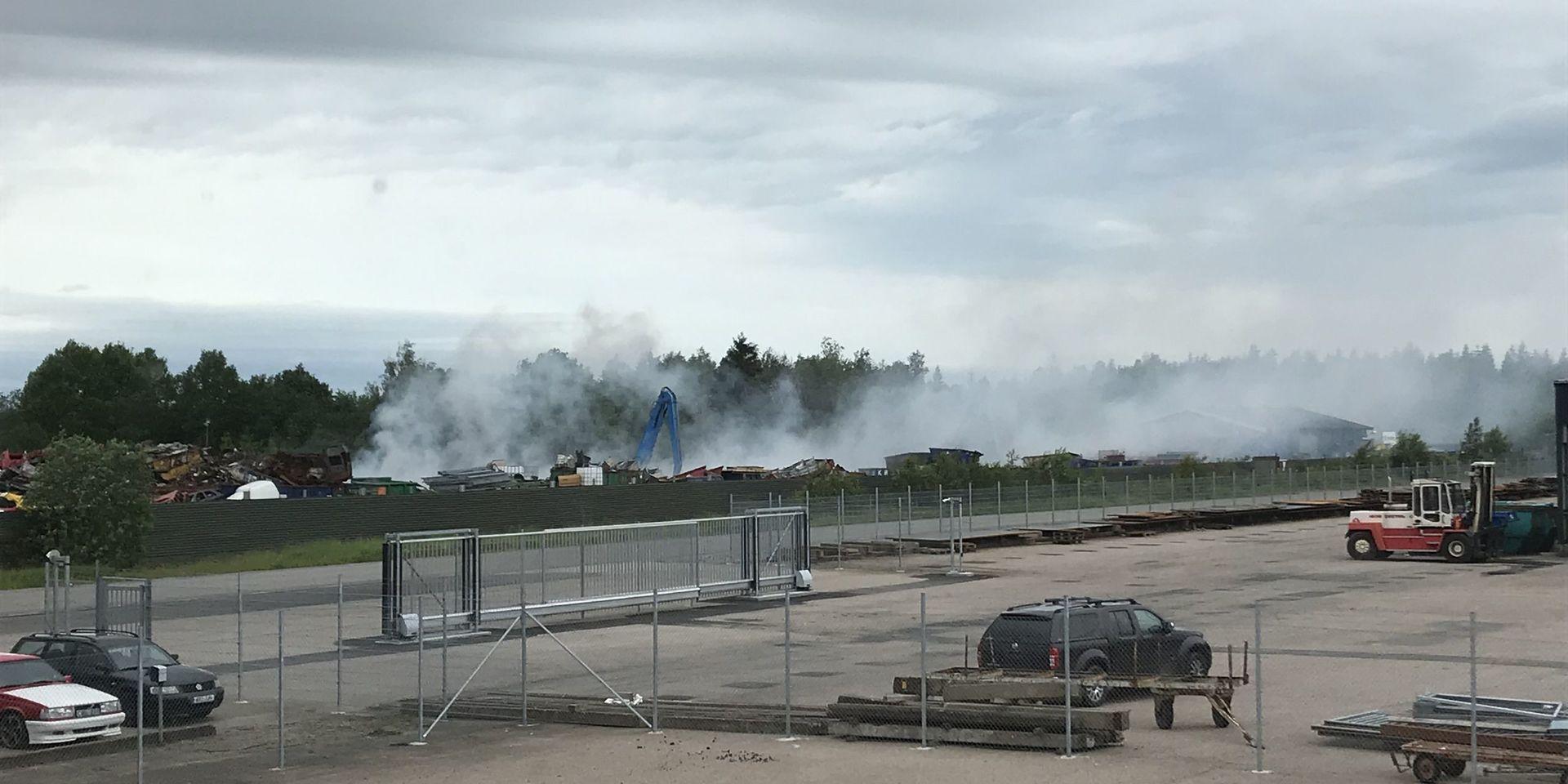 En mindre brand bröt ut på Nordmanneröds skrotstation under onsdagsmorgonen.