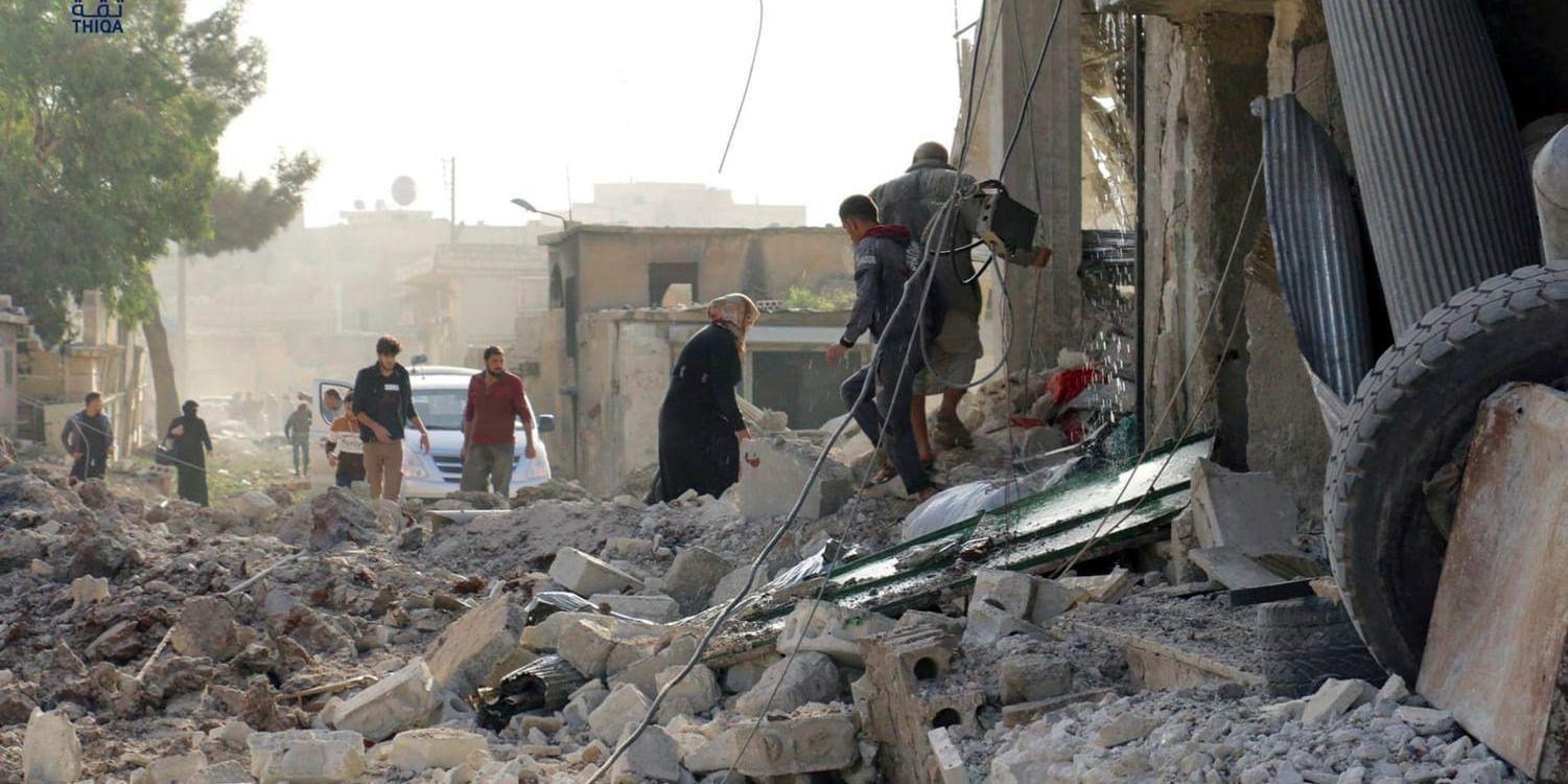 Förödelse efter flygangreppet mot staden al-Atarib i västra Aleppoprovinsen.