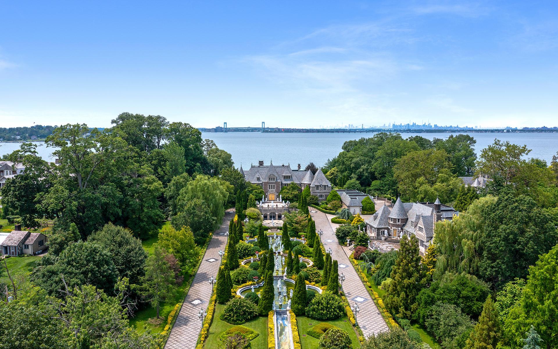 Fastigheten på Long Island i New York har legat där sedan 1928. Trädgården och framsidan är storslagen med sina fontäner, gångar, statyer och sin växtlighet.