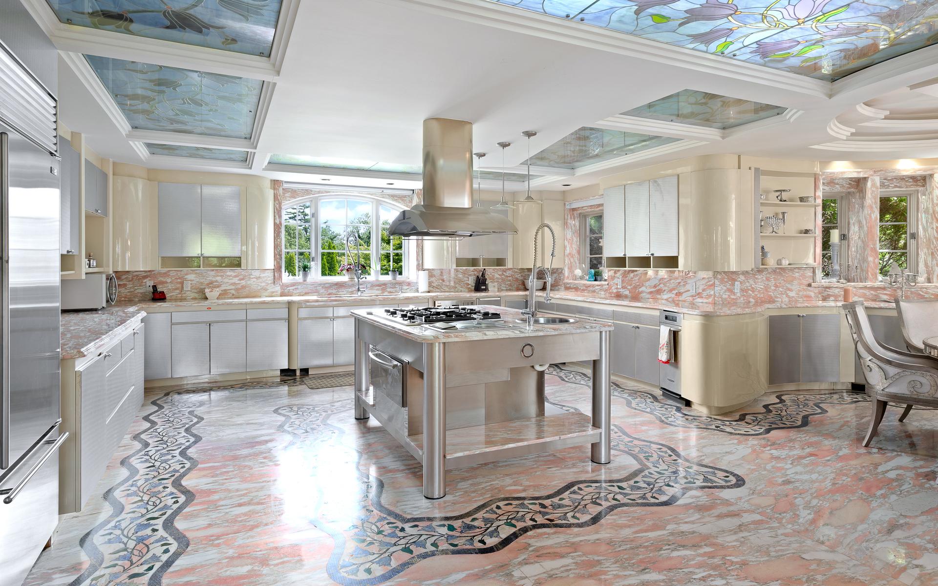 Köket i det stora huset har också det marmorgolv och ett målat glastak. 