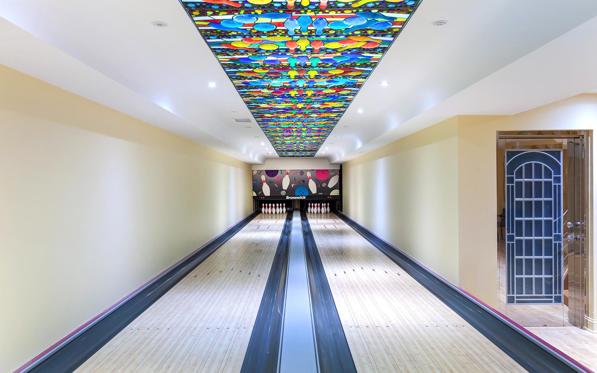Är nog inte många bowlinghallar som har ett målat glastak. 