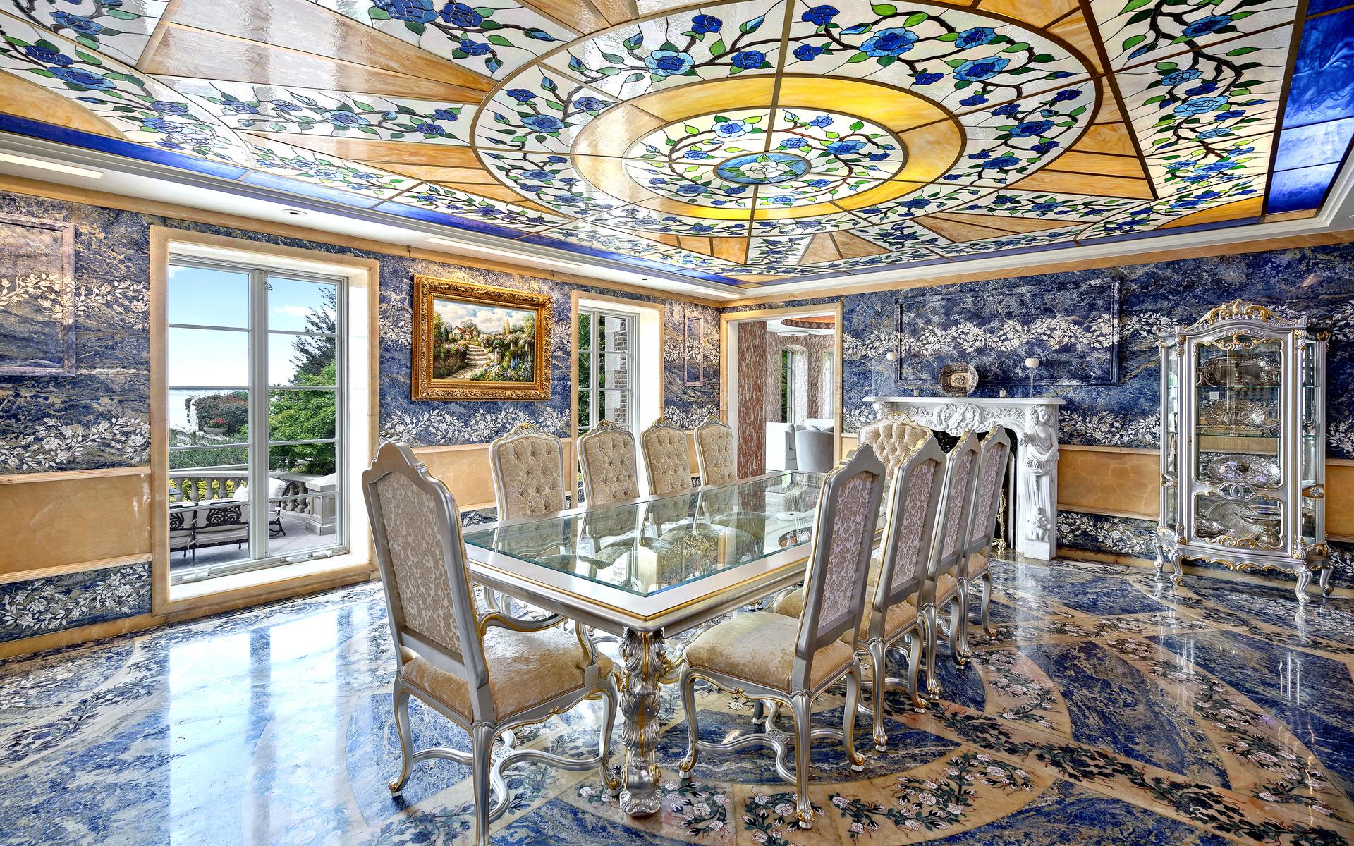 Den här matsalen har fått en gul och blå inredning med silvermöbler. Ser ni att glastaket matchar marmorgolvet.