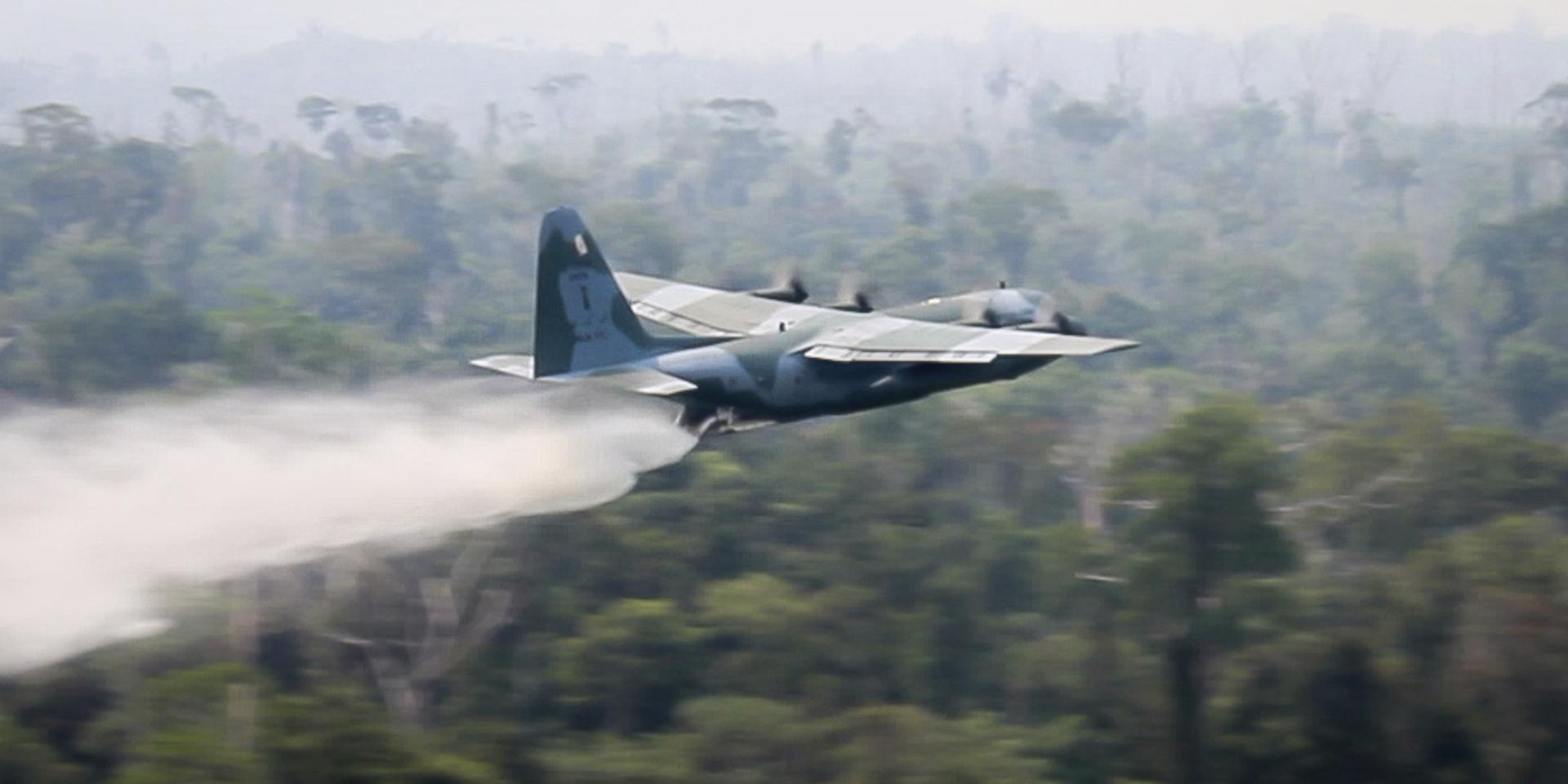 Herculesplan vattenbombar skogsbränderna i Amazonas.