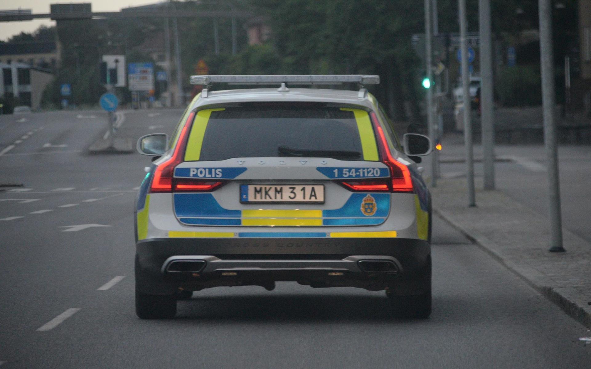 Polisen jagade en efterlyst person på måndagskvällen. Jakten pågick över olika delar av staden och polisbilar syntes i centrala Trollhättan under kvällen. 
