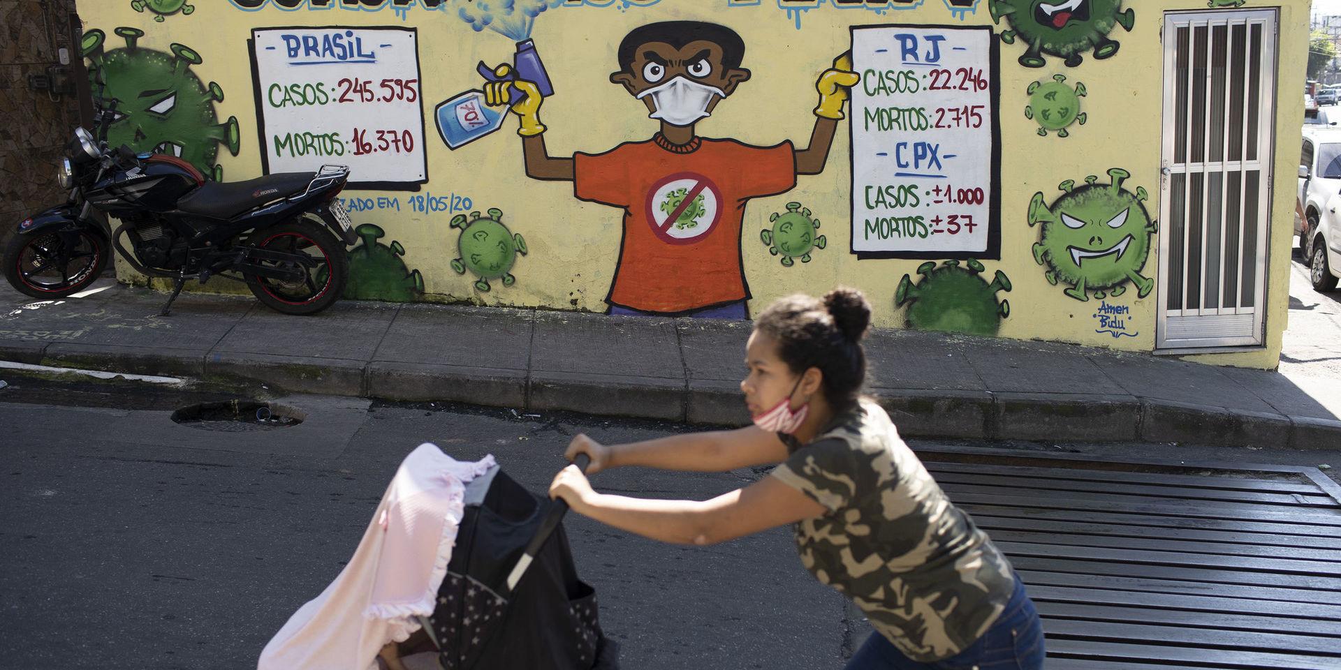 En muralmålning med texten 'coronavirus dödar' syns på en vägg i kåkstaden Alemao i Rio de Janeiro. En brasiliansk domstol har nu satt stopp för polisens räder i kåkstäderna fram till dess att pandemin är över.