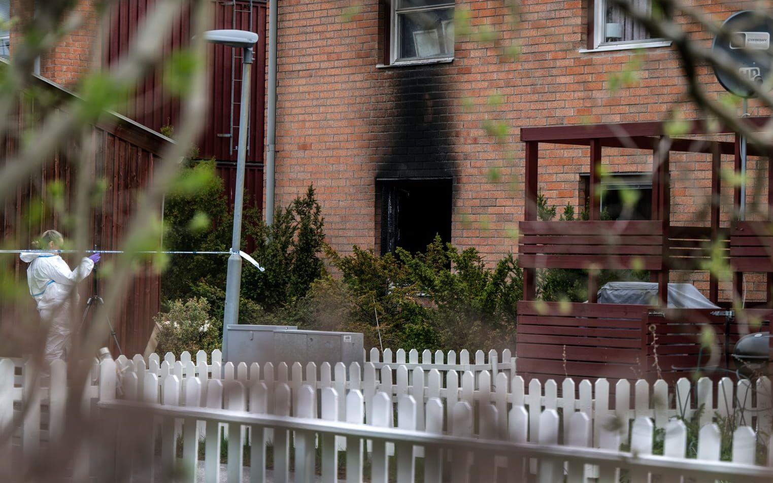 Polisen på plats vid bostaden i Tumba efter explosionen i april förra året.