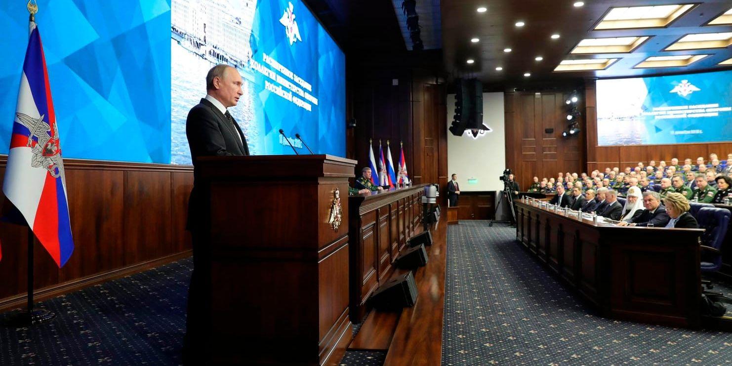 Rysslands president Vladimir Putin talar vid ett möte med det ryska försvarsdepartementet under tisdagen.