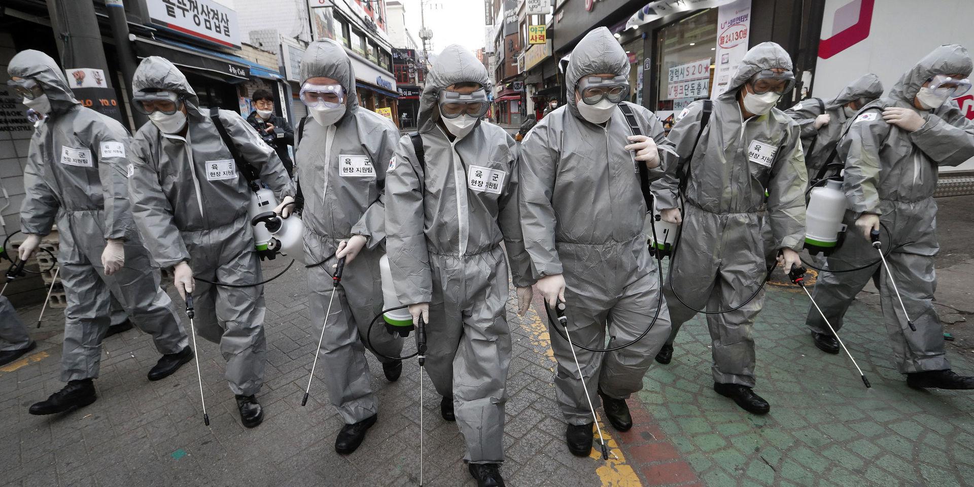 I Sydkoreas huvudstad Seoul desinficeras gator för att stoppa viruset som FN säger hotar hela mänskligheten. Arkivbild.