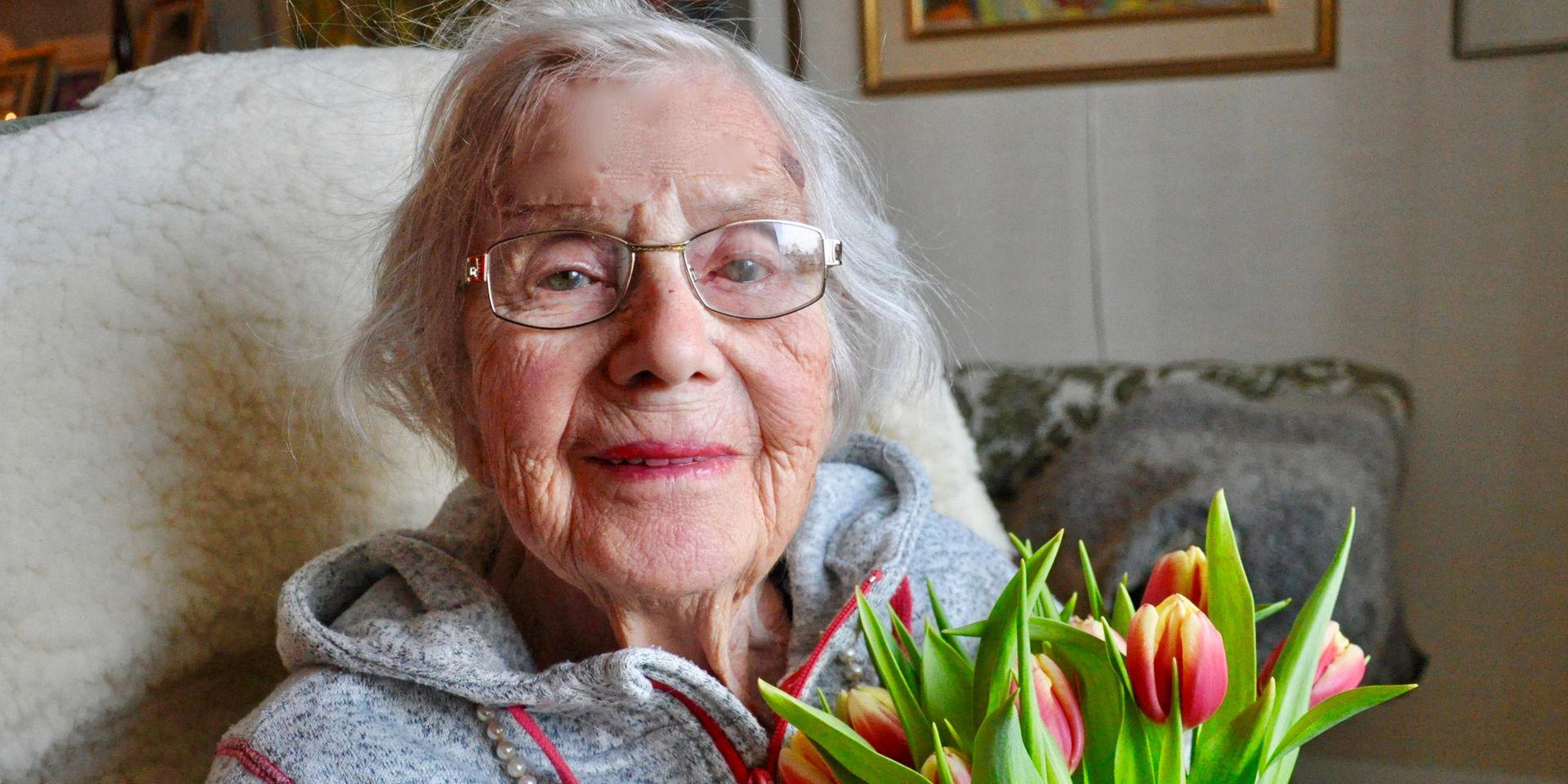 Edith Lindell fyller 100 år på måndag, men hon firar redan i dag med kaffeparty på Solgården för familj, vänner, boende och personal.