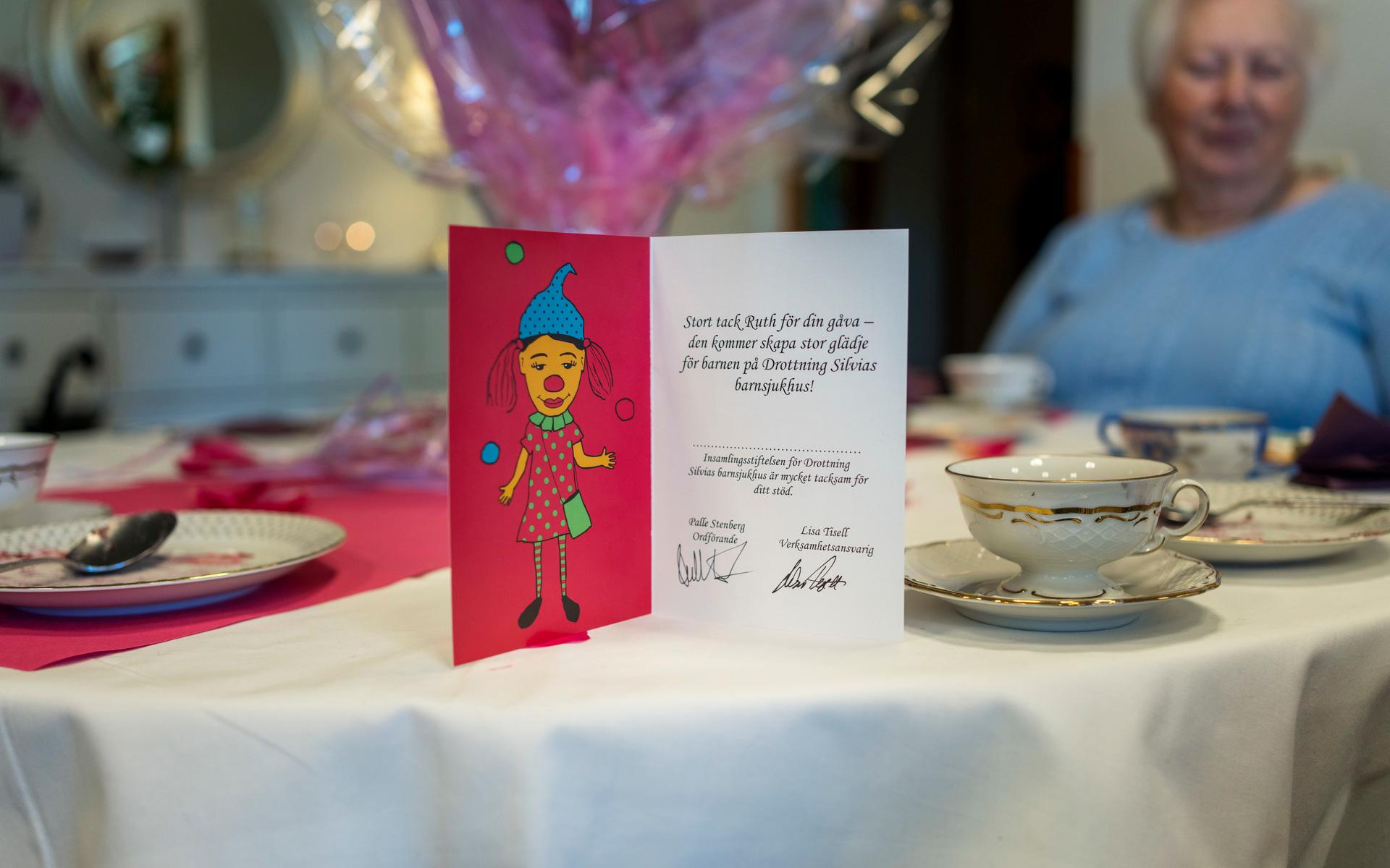 &quot;Stort tack Ruth för din gåva – den kommer skapa stor glädje för barnen på Drottning Silvias barnsjukhus!” står det på kortet, som pryds av en clown. Sjukhusclowner tillhör det som stiftelsen bekostar.