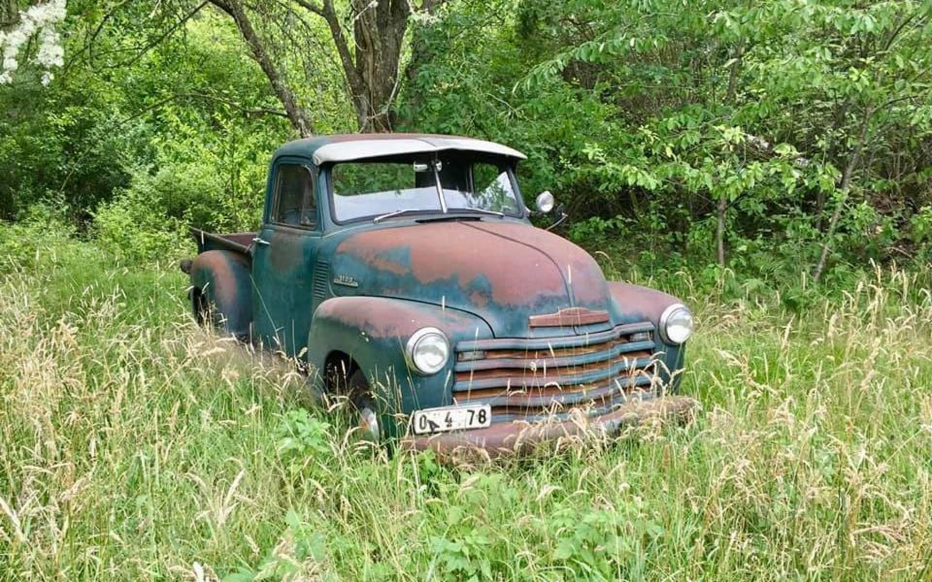 ”Chevrolet pickup 1953 mod 3100Original patina. Importerade den själv från USA Minnesota 2009 där den blivit ståendes ute på en gård i många år.”