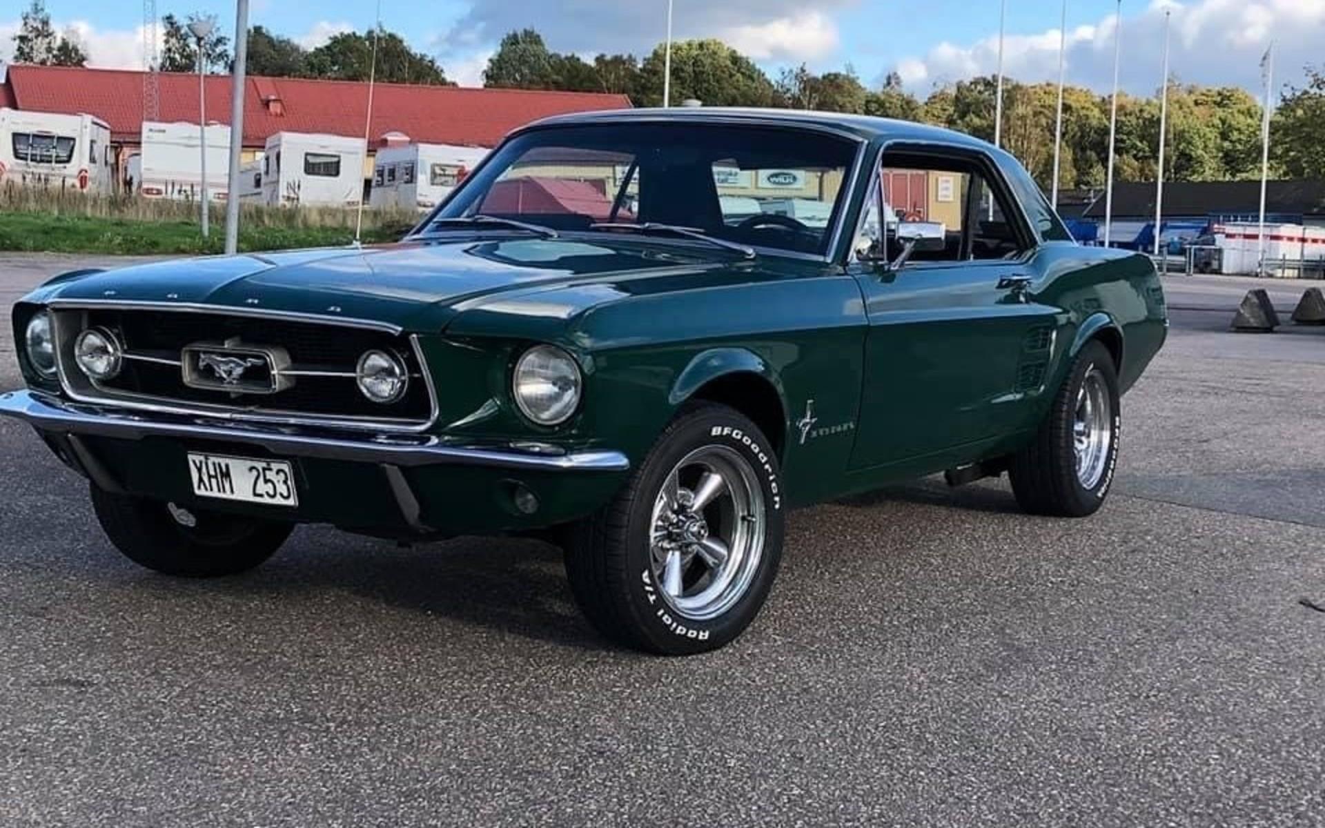 ”Självklart, och helt opartiskt, tycker jag ju att min Mustang är en stark kandidat till titeln….😀 Är en Ford Mustang 1967 HT.”