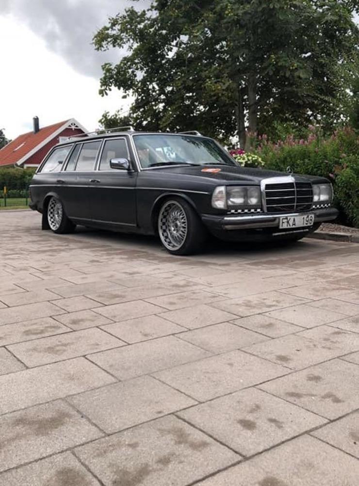 ”Mercedes w123 kombi från 1980. Ovanlig till synes att rost finns det gott om 😉 har elhissar och helskinn med om det väger upp😂”