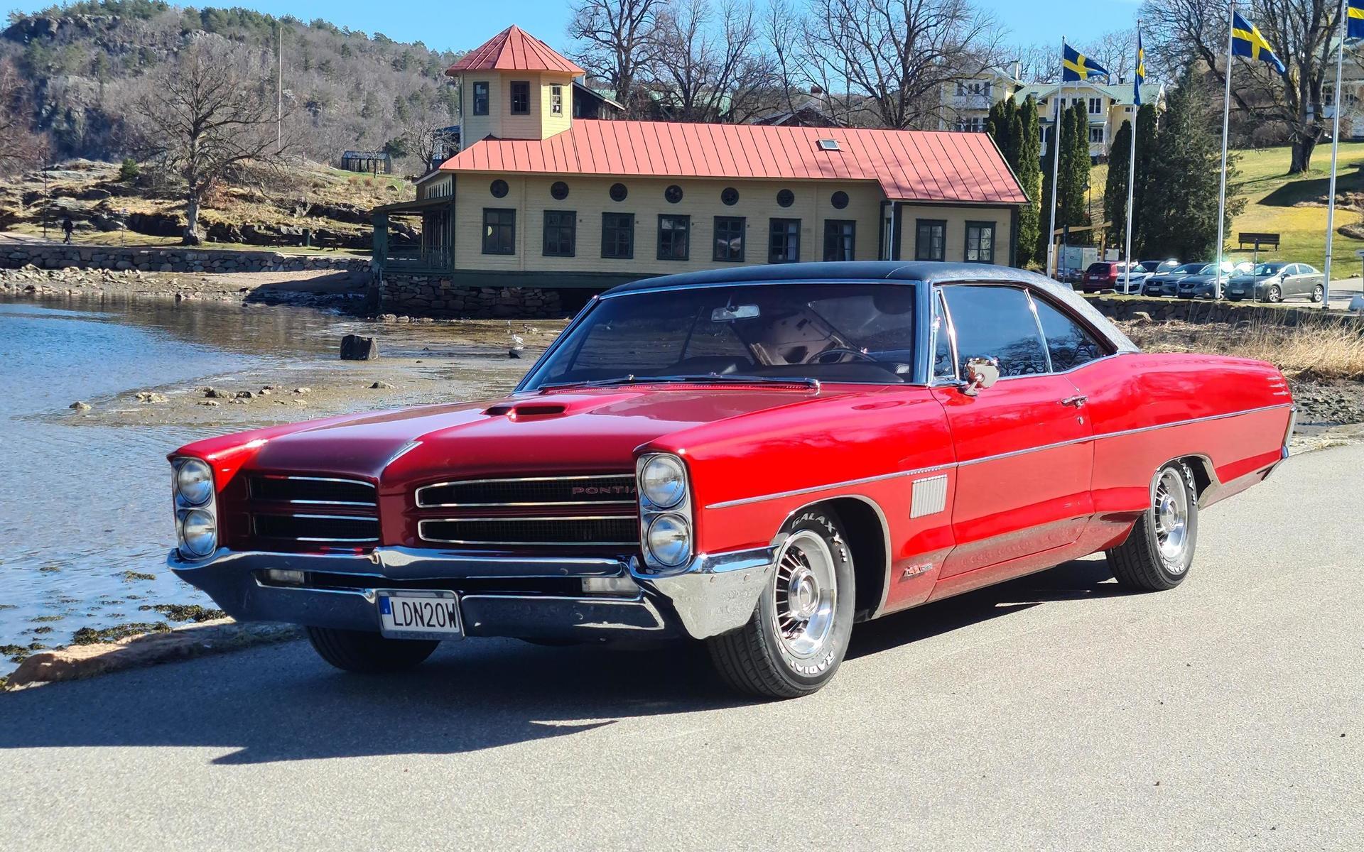 ”Pontiac bonneville 1966: Bilen hittades på en bilskrot i Utah USA och skeppades hit för 5 år sedan. Har renoverat den på lediga stunder och hela Bilen har varit isärplockad men nu är den i toppskick.”