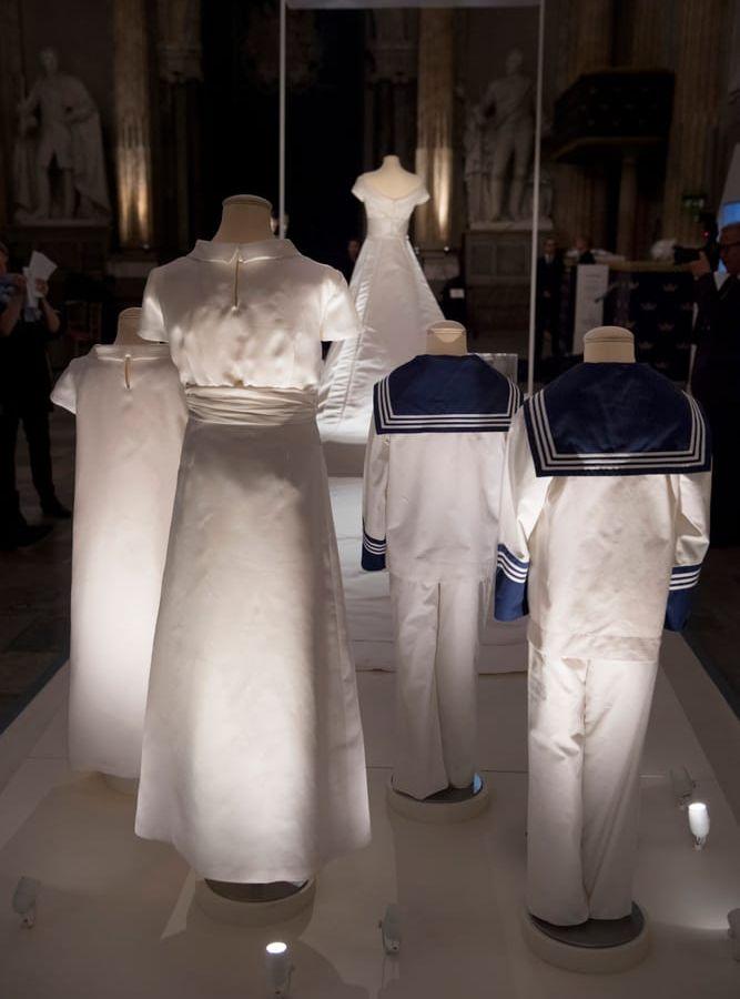 Kronprinsessan Victorias brudklänning är skapad av Pär Engsheden (ses längst bak) samt brudnäbbarnas och näbbarnas klänningar och kostymer. Foto: Jessica Gow / TT 