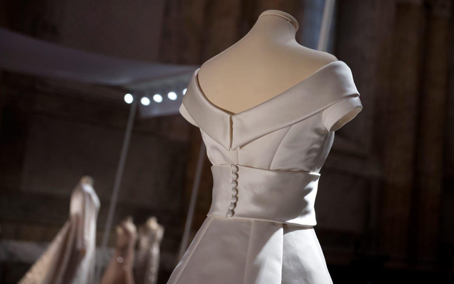 ” Kronprinsessan Victorias brudklänning är skapad av Pär Engsheden. Foto: Jessica Gow / TT 
