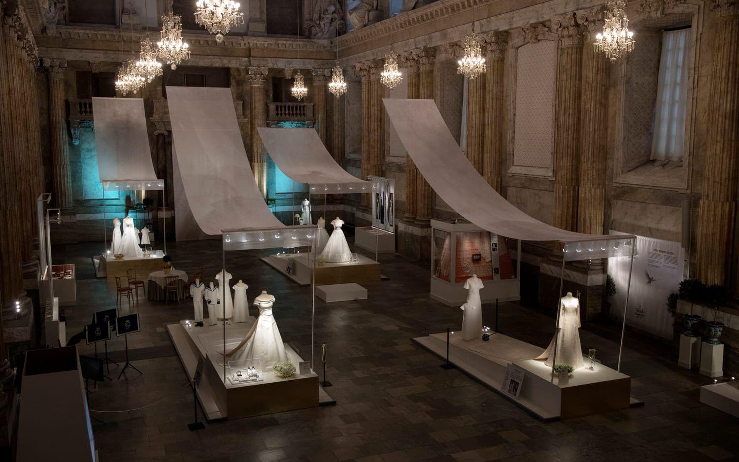 Utställningen ”Kungliga brudklänningar 1976-2015” i Rikssalen på Kungliga slottet. Foto: Jessica Gow / TT 