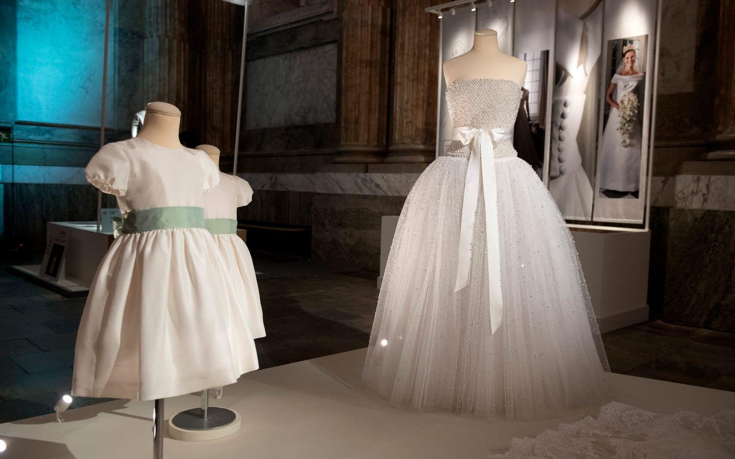 Klänningen som prinsessan Madeleine bar under bröllopsfesten samt brudnäbbaras klänningar till vänster. Foto: Jessica Gow / TT 