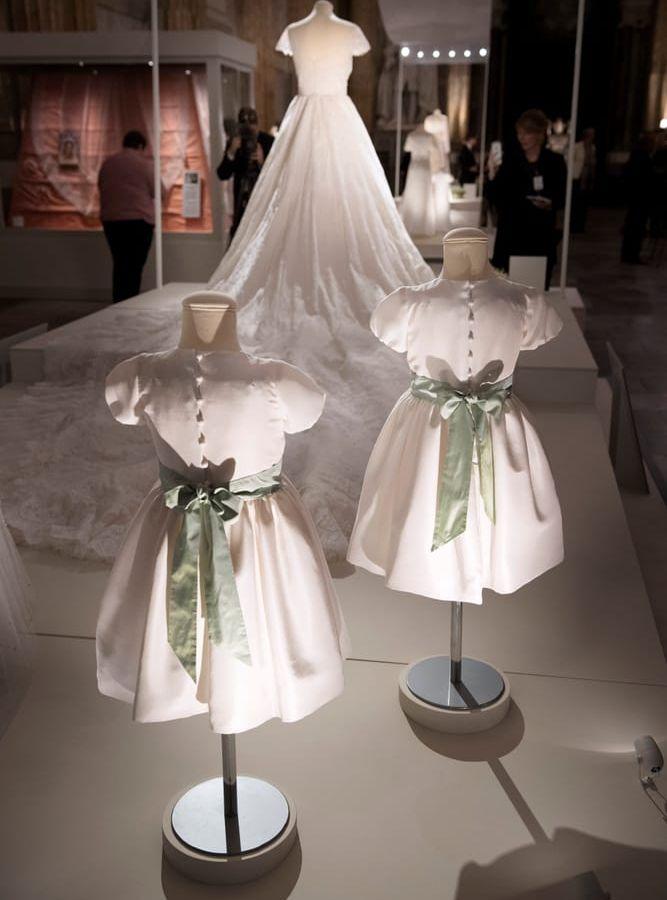 Prinsessan Madeleines brudklänning och brudnäbbarnas klänningar bakifrån. Foto: Jessica Gow / TT /