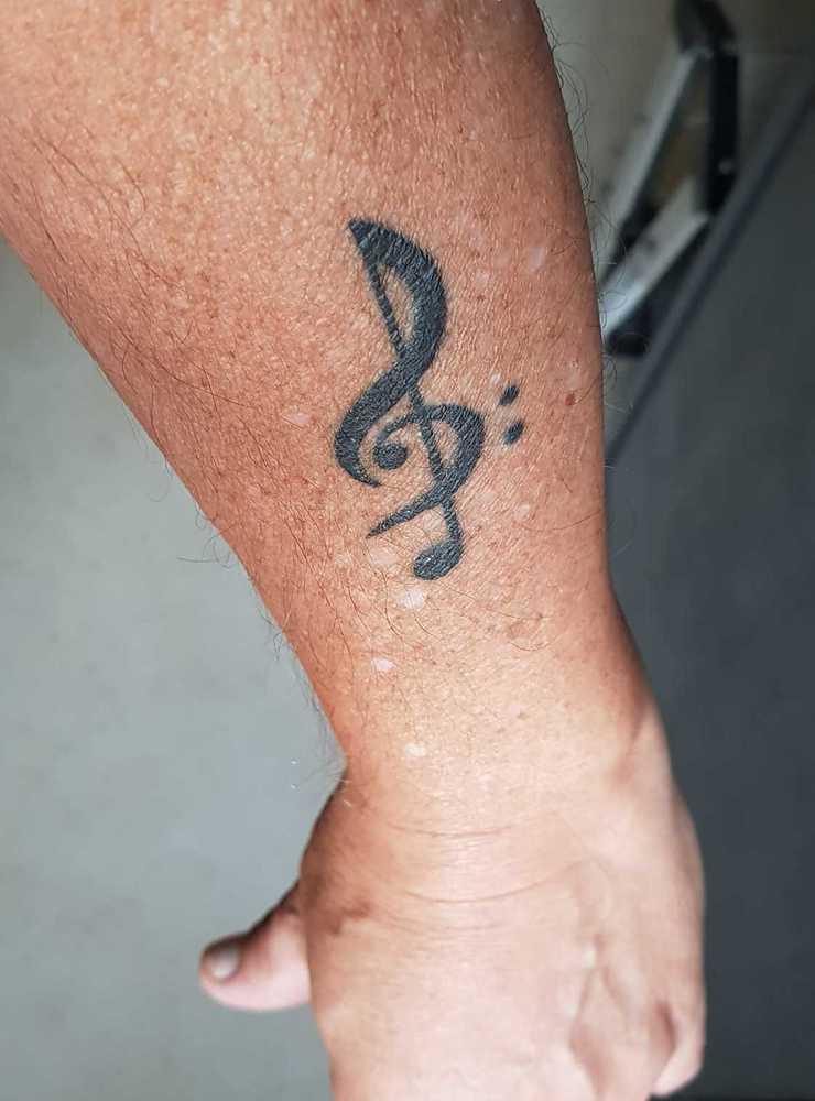 Jag har varit musiker i hela mitt liv (är nu 68 år) och fick denna tatuering gjord för ett år sedan. Enkel men visar vem jag är.👍