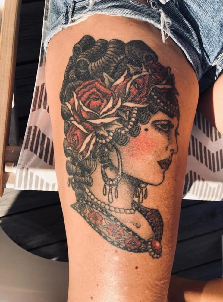 En vacker tatuering på mitt lår gjord av Marika på Buzzstop 28 i Göteborg. Älskar den ❤️🌹