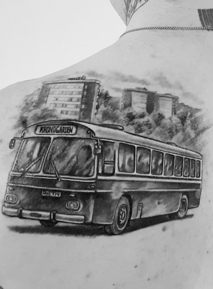 En cover up tatuering. Gjordes 2021 i 3 sittningar. Symboliserar min uppväxt på Kronogården i Trollhättan i höghusen där jag bodde under 80-90 talet och bussen vi åkte med till skolan och till stan. 