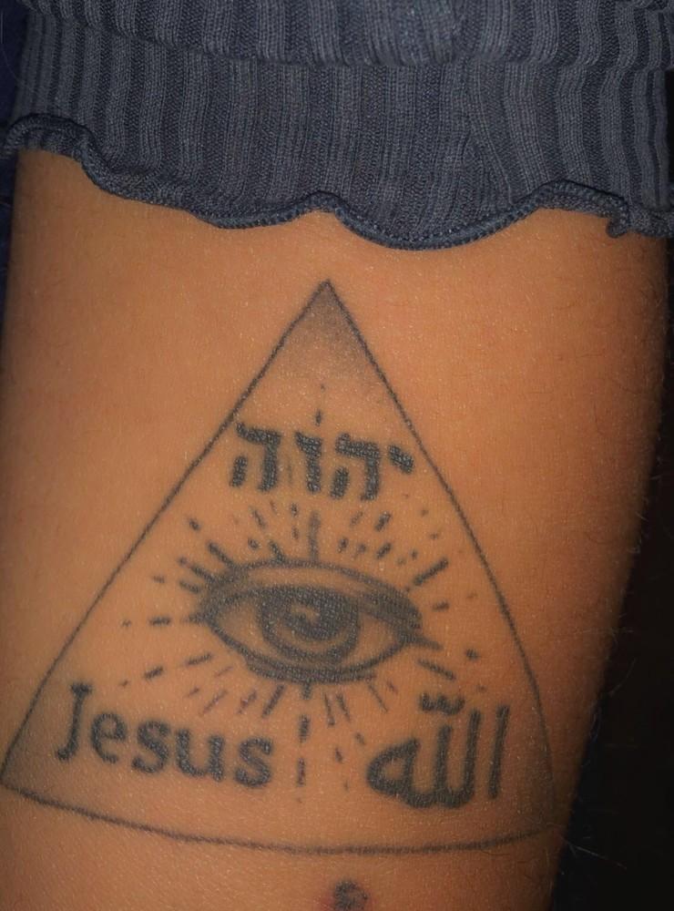 Min första tatuering, ville visa med den att de tre största religioner kan leva tillsammans i gemenskap utan hat och bråk. Gjord av Pedro studio 73. 