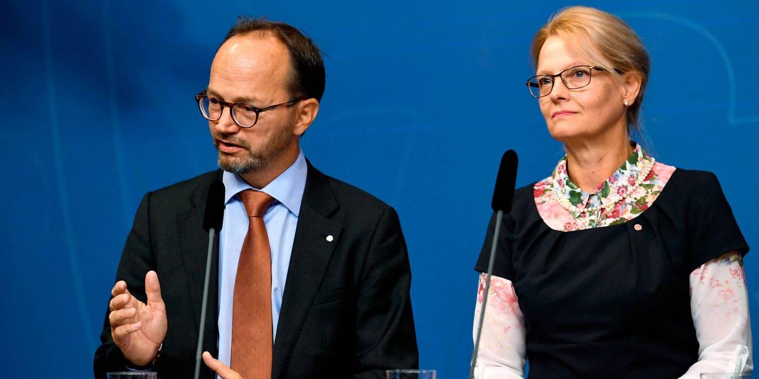 Tomas Eneroth, ny infrastrukturminister och Helene Fritzon, ny migrationsminister, efter Löfvens regeringsombildning.