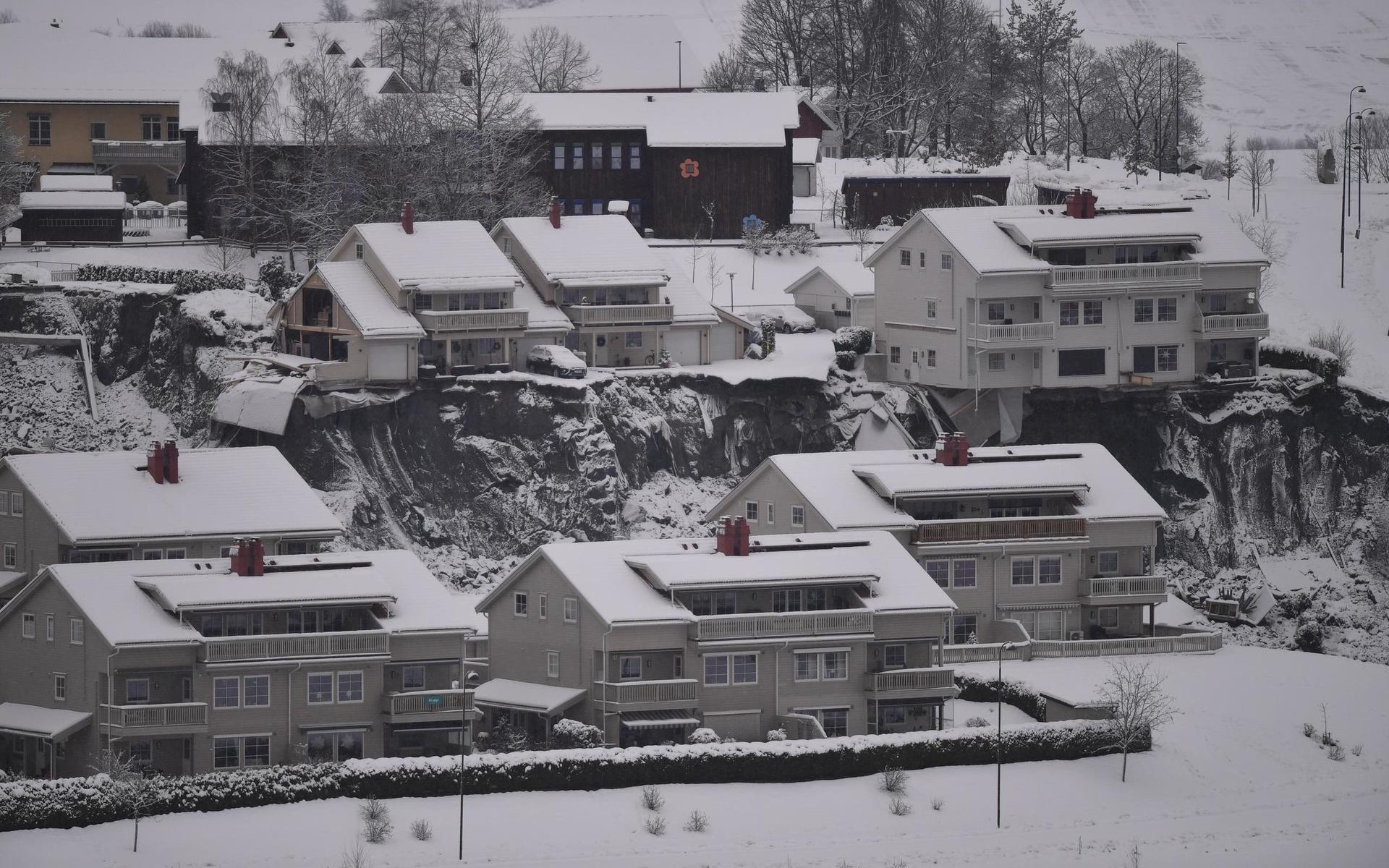 Omkring 1 000 människor har evakuerats och tio personer saknas fortfarande, däribland barn, efter ett stort jordskred i Ask i Gjerdums kommun i Norge.