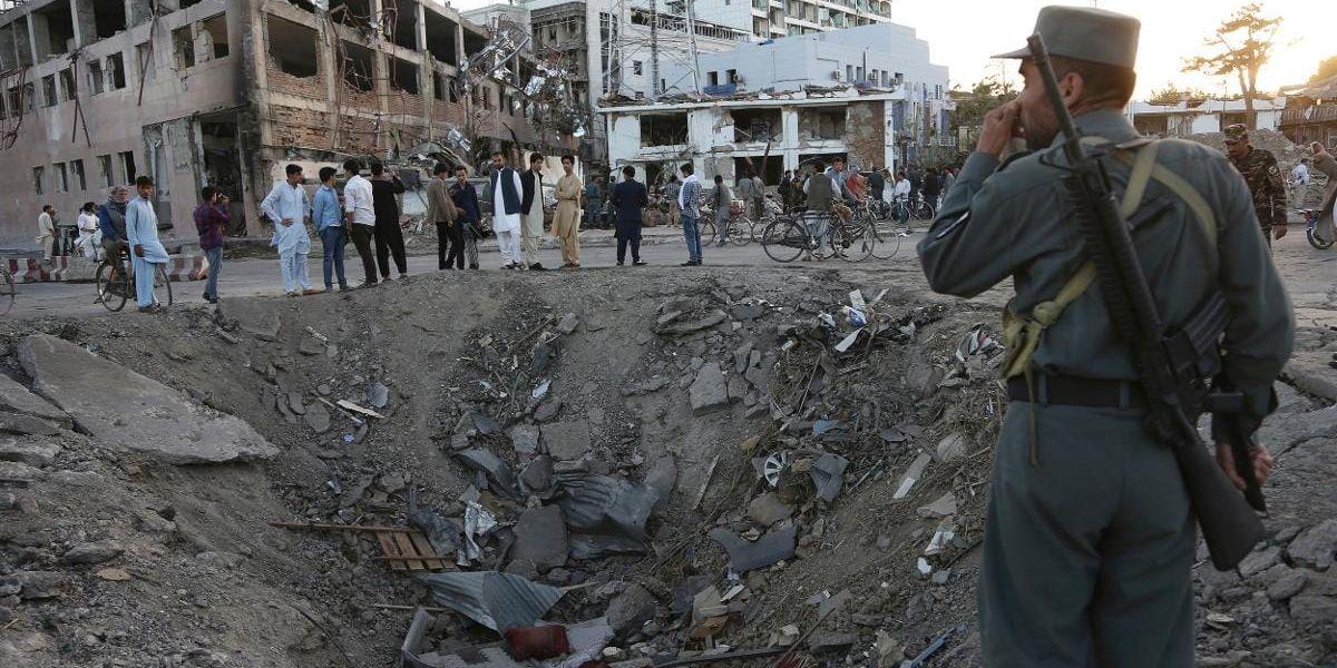 Bombdåd. En krater i Kabul efter ett bombattentat.