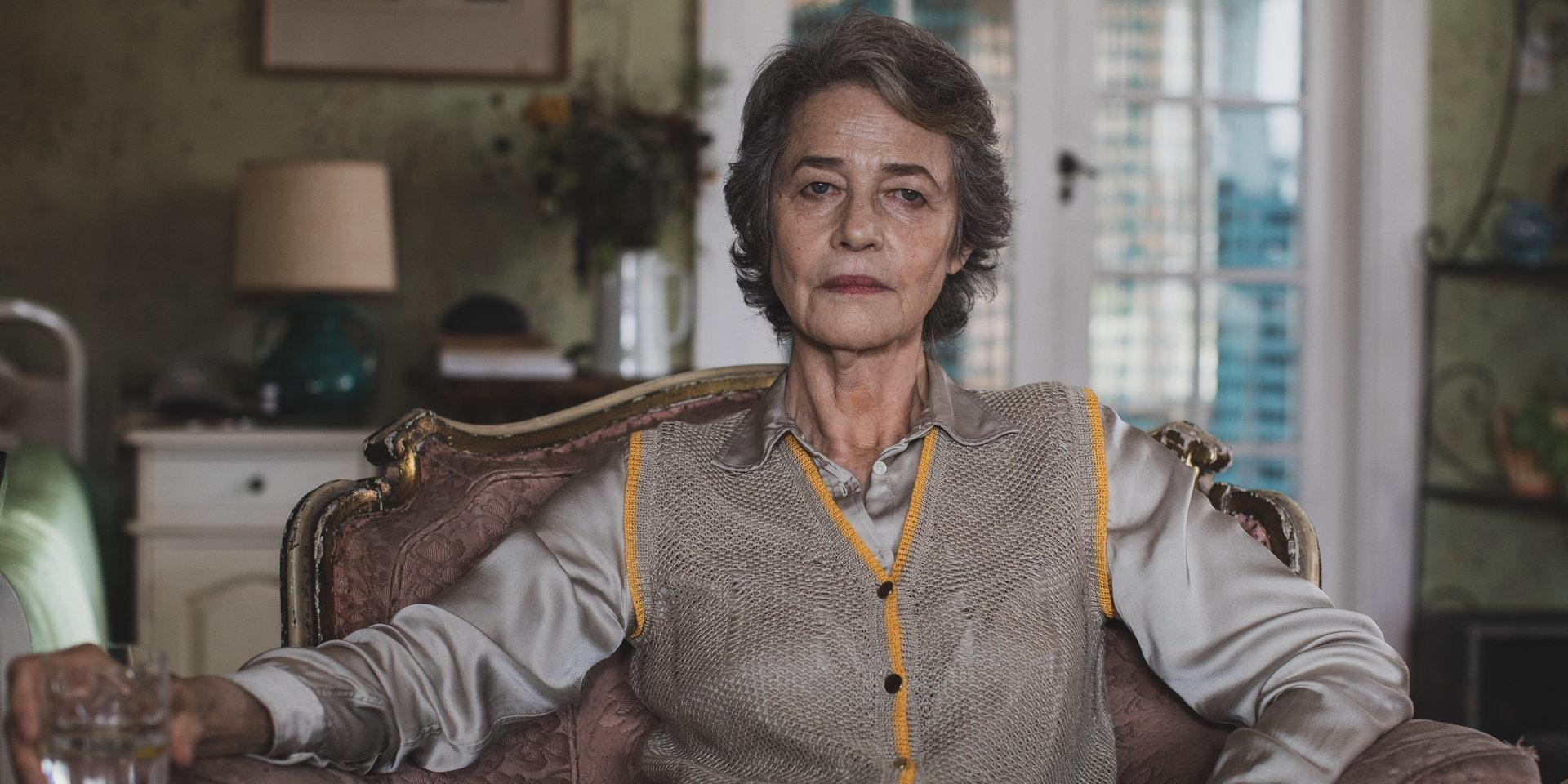 Charlotte Rampling spelar en farmor som dricker minst en kanna gin om dagen i 'Grandmother'. Pressbild.