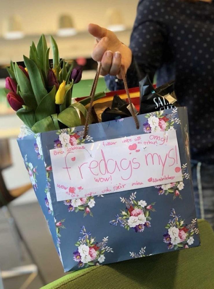 Sjukvårdspersonalen fick en påse med godis, blommor och ett brev.