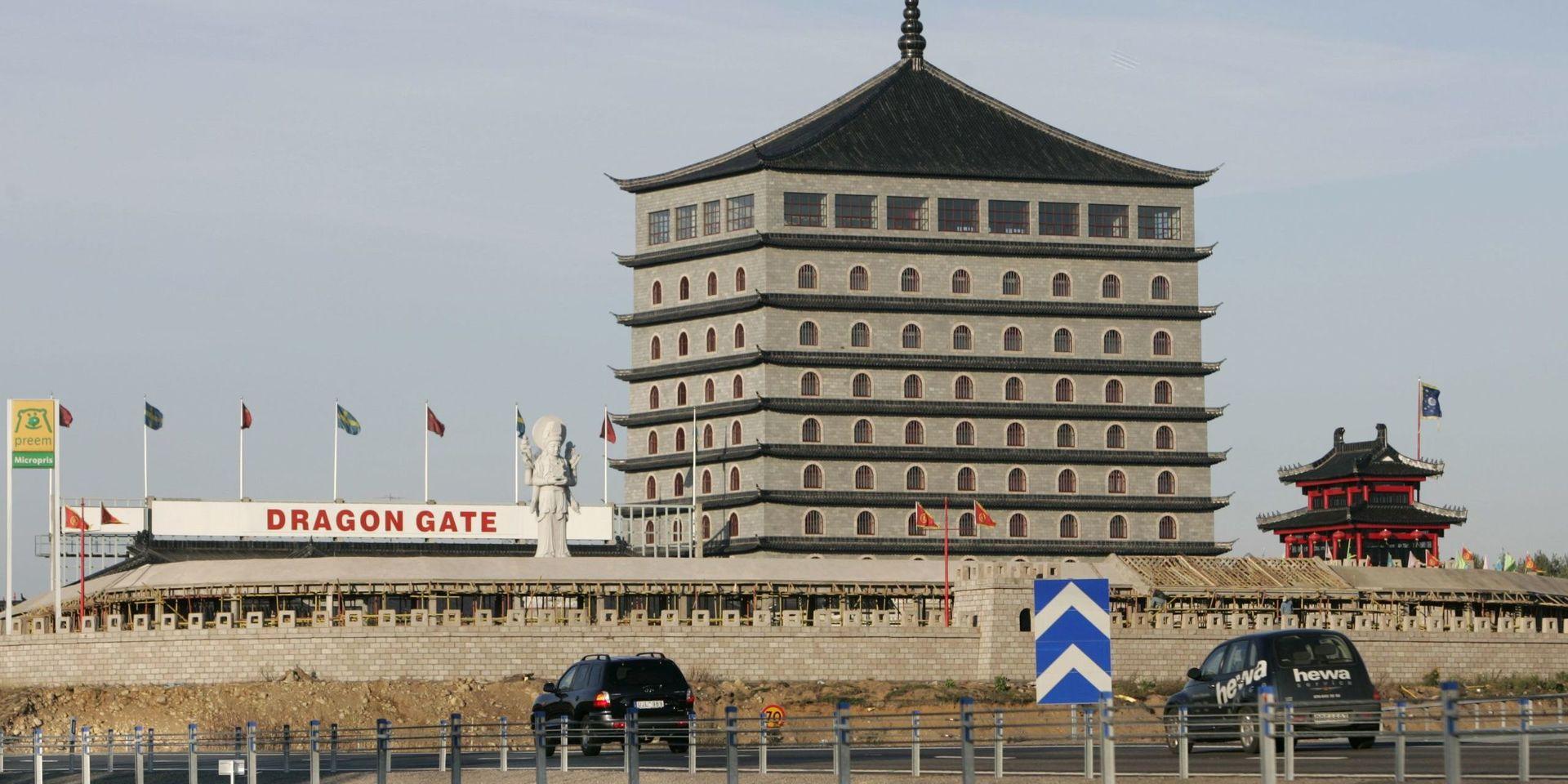 Det kinesiska jättebygget Dragon Gate vid E4 nära Älvkarleby. Planen var att det skulle bli bland annat ett kinesiskt kulturcentrum när det färdigställts. Bilden är från oktober 2007.