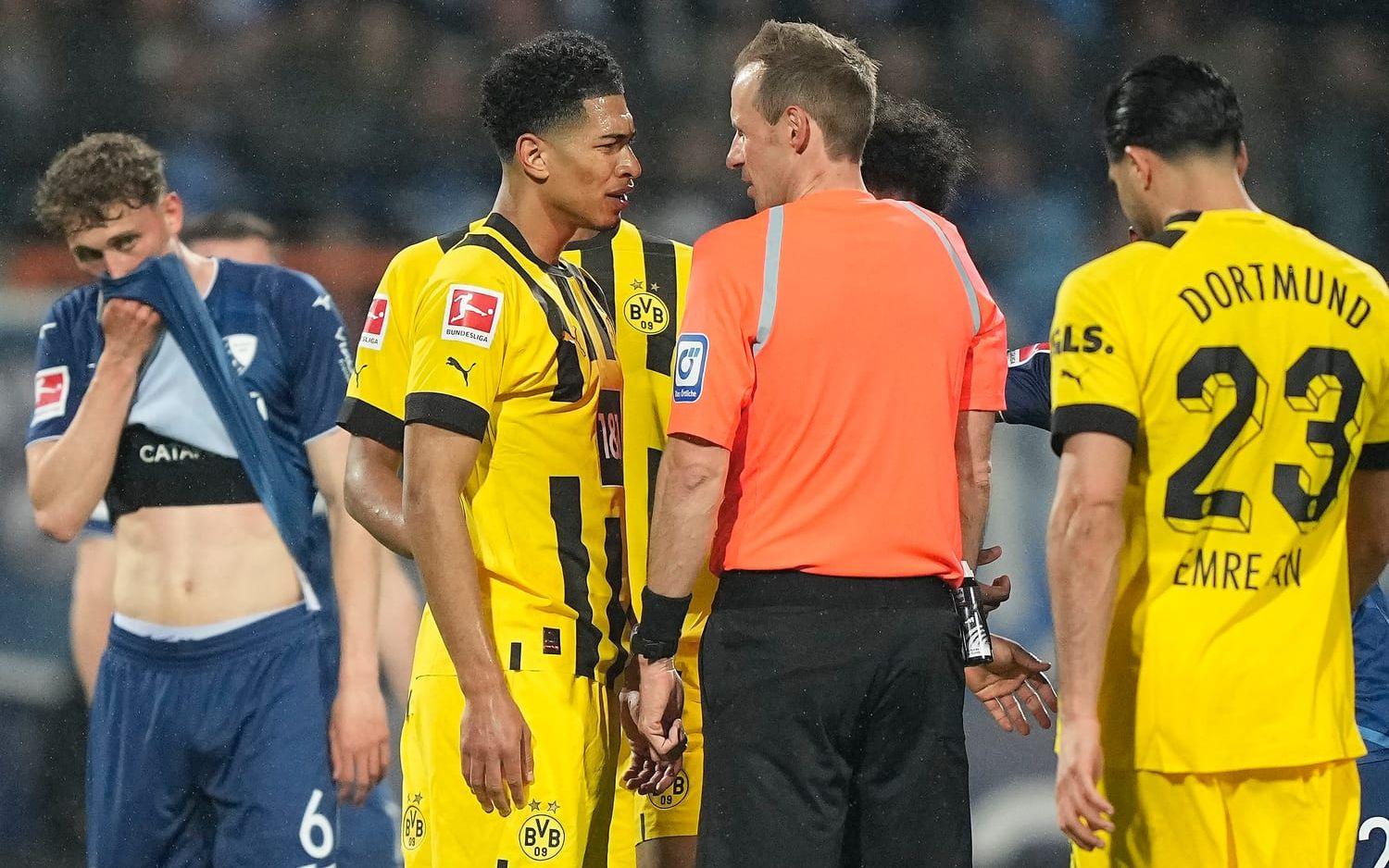 Domaren Sascha Stegemann, i mitten, fick ta emot hot efter matchen mellan Dortmund och Bochum. Nu fördömer Dortmund hoten. Arkivbild.