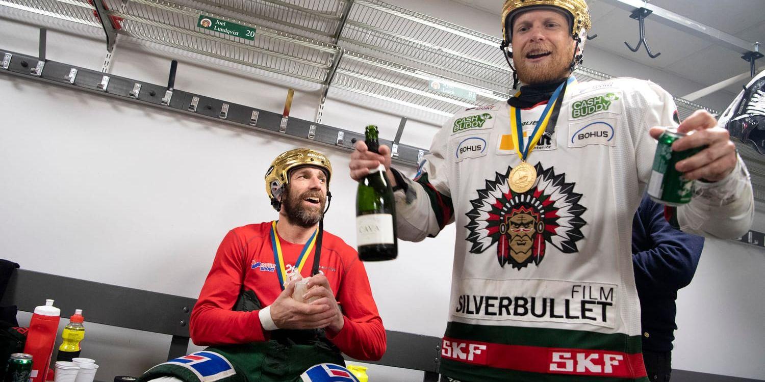 Ryan Lasch (höger) firar SM-guldet tillsammans med Joel Lundqvist inne i Frölundas segerrusiga omklädningsrum.
