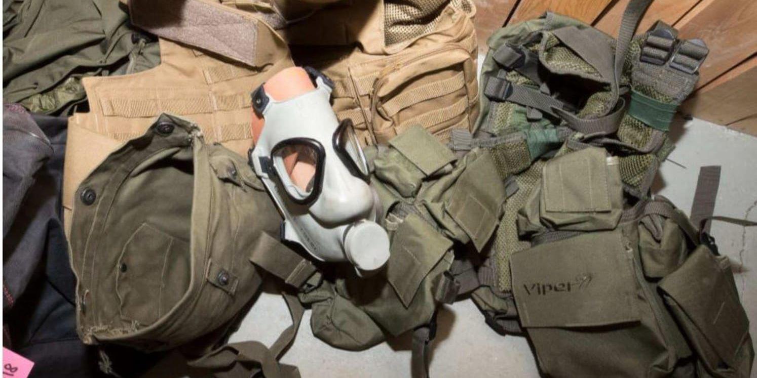 Den terroristdömde mannen hade förberett sig med stora mängder kemikalier, gasmasker och annan militär utrustning. Bild ur polisens förundersökning.