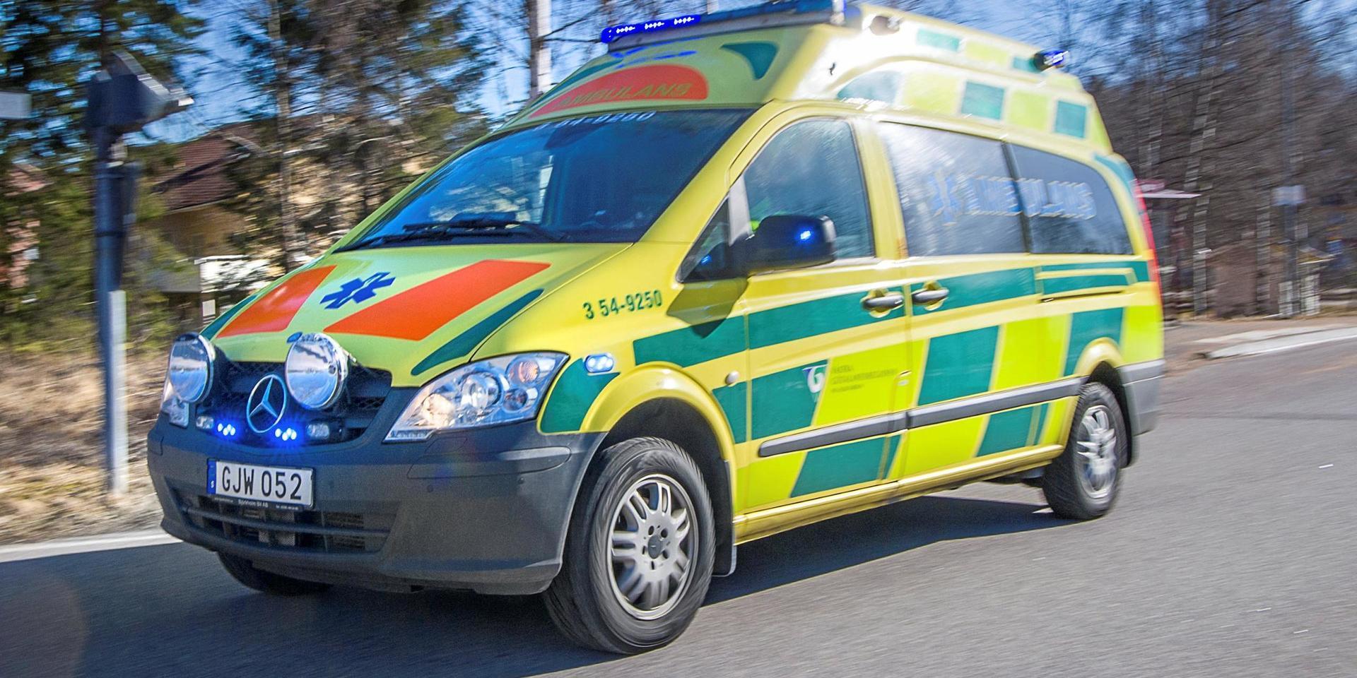 Tre av NU-sjukvårdens ambulanser ska inte användas i sommar, vilket innebär onödiga risker, menar Martin Rödström.