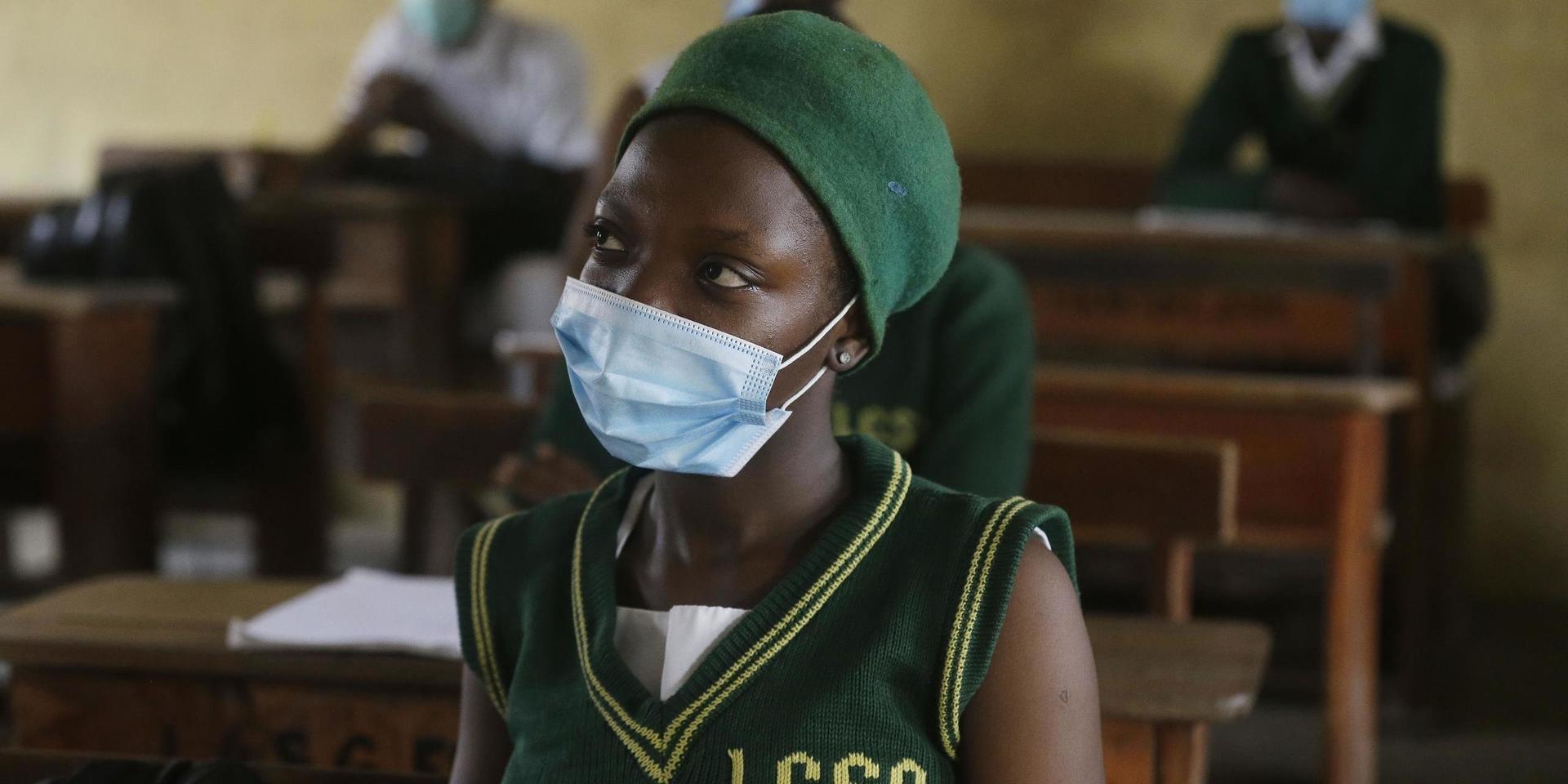 Studenter i Lagos bär munskydd för att skydda sig mot coronaviruset. Arkivbild.