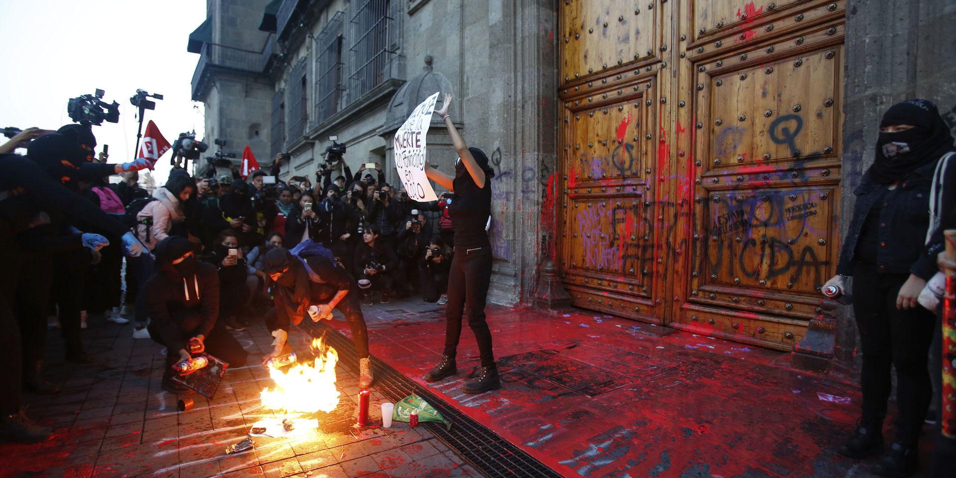 En grupp mexikanska kvinnor protesterade mot de många kvinnomorden i landet utanför presidentpalatset i Mexico City.