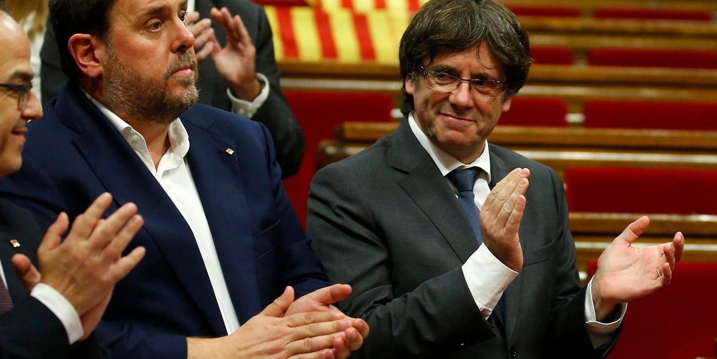 Den katalanska regeringens president Carles Puigdemont (till höger) och vicepresidenten Oriol Junqueras.