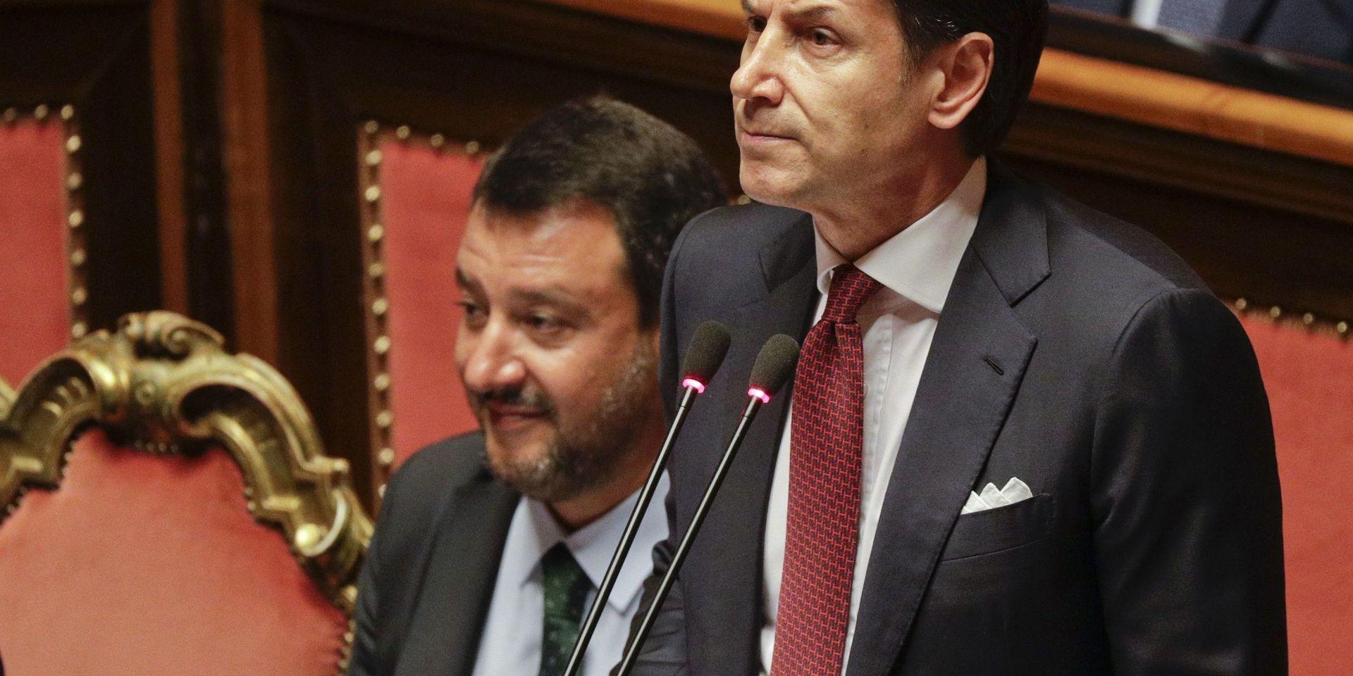 Giuseppe Conte talar med Matteo Salvini tätt bakom sig.