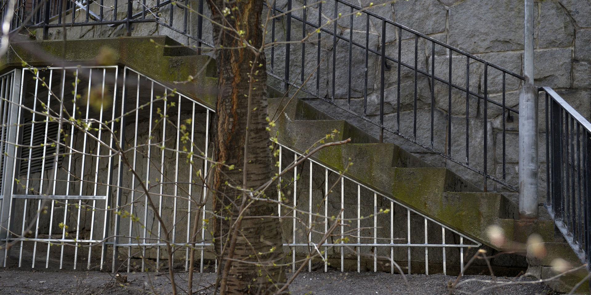 STOCKHOLM 20150410
Exkluderande design i Stockholm. Ett staket under en trappa vid Stadsarkivet i Stockholm ska hålla hemlösa borta.  
Foto: Henrik Montgomery / TT / kod: 10160