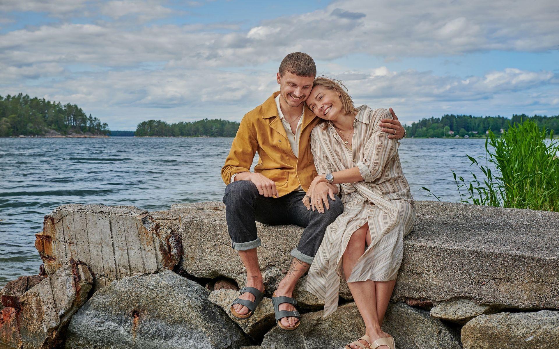 Erik Berg och Carina Berg ute vid sitt sommarhus i Stockholms skärgård.