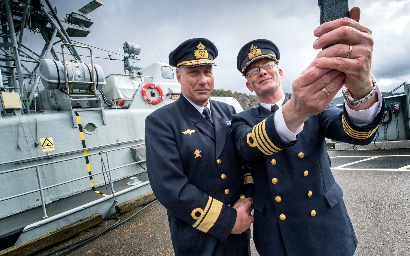 HMS Jägaren avrustas 1 April efter 44 år som patrullbåt i Försvarets tjänst Marinchefen Jan Thörnqvist och Lennart Bengtsson kommendör. Bild: Lasse Edwartz
